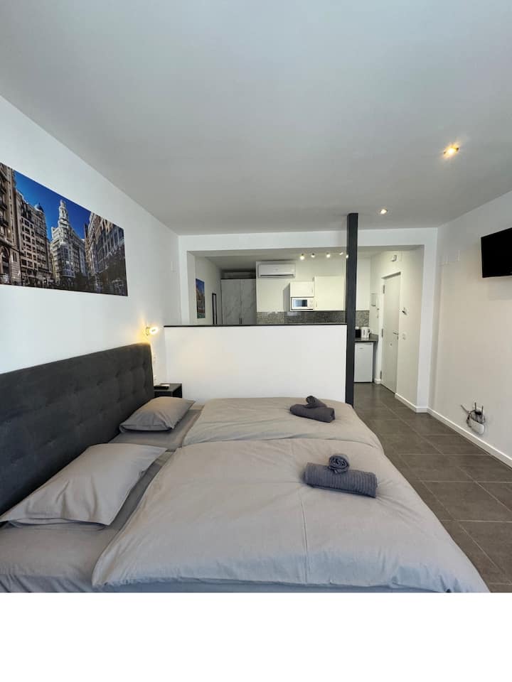 Bright Modern Studio | Private Kitchen & Bathroom - Valencia