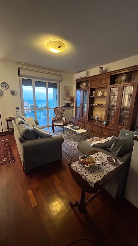 Proprietà Airbnb di successo: Entire 2-bedroom apartment with a sea view a Savona