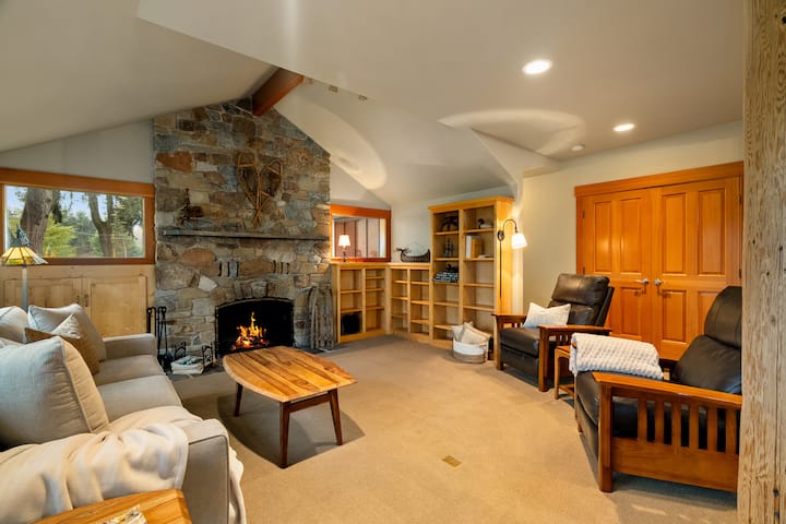 The Refinery Farmstead - 2 Houses, Hot Tub, Fenced - Sequim, WA