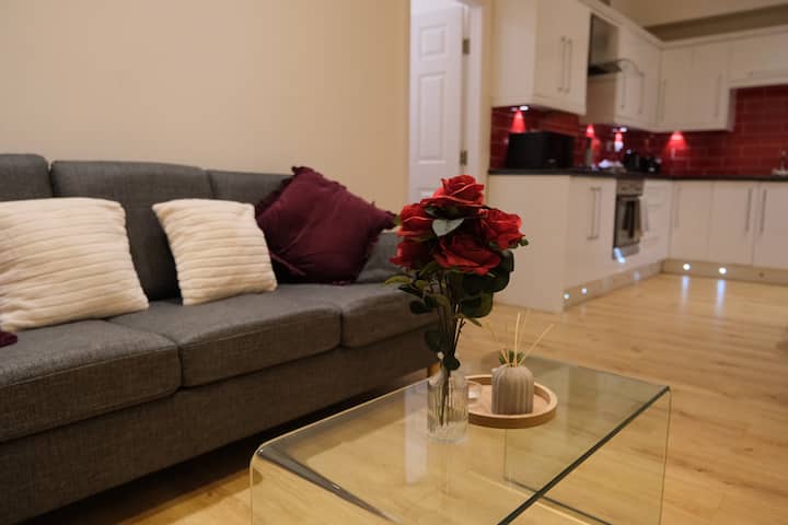 Contractor-friendly 2 Bed | Free Parking | Leeds - Leeds