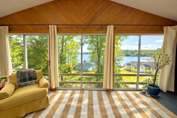 Cape Cod Getaway W/ Pond Views & Access - Mashpee, MA