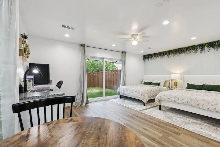 Chumba cha kulala chenye nafasi kubwa kwenye ghorofa ya kwanza kilichoundwa kwa ajili ya starehe, kilicho na vitanda viwili vya ukubwa wa malkia vinavyofaa kwa usiku wenye utulivu na asubuhi zenye utulivu