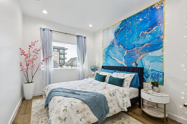 Chumba cha kulala chenye utulivu ambapo kitanda aina ya queen na mwanga mzuri wa mchana huunda mahali pazuri pa kupumzika na kupata nguvu