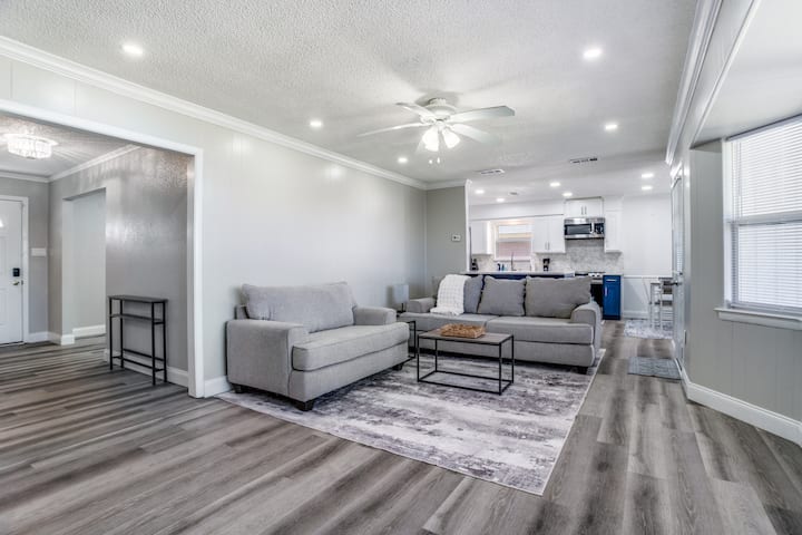 Cozy Plano Home | King Bed | Fast Wifi | Downtown - Plano, TX