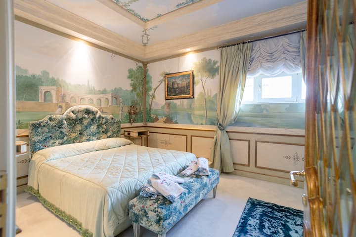Tercer dormitorio elegante y refinado, realzado por hermosas pinturas murales que crean un ambiente único que combina arte y lujo.