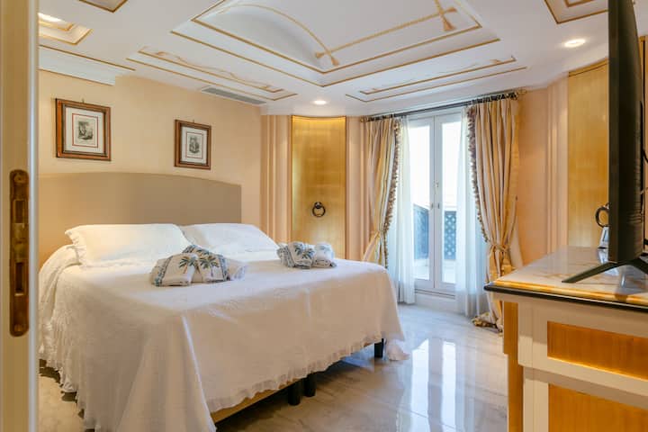 Elegante y luminoso segundo dormitorio doble, con balcón privado con impresionantes vistas de los tejados y los monumentos de Roma.