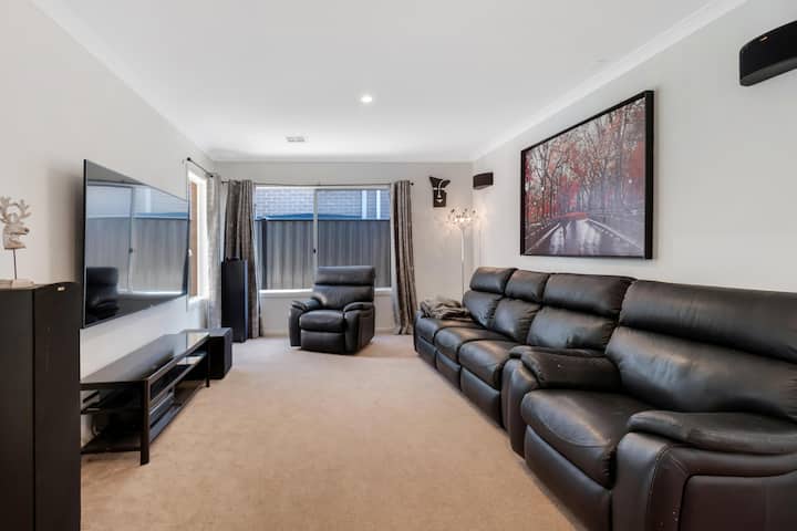 Beach Vibes - Modern Coastal Retreat In Truganina - Point Cook