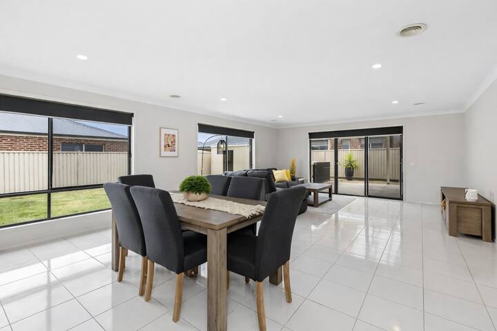 Chifley Place—modern Comfort Near Delacombe Town - Ballarat