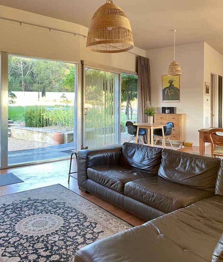 Rustic Off-grid Farmhouse Escape - Pet Friendly - Lancefield