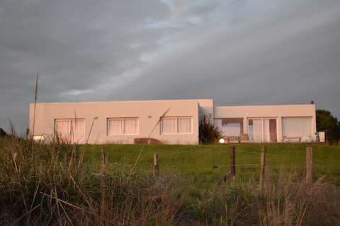 Oceanfront house, quiet and rugged place.