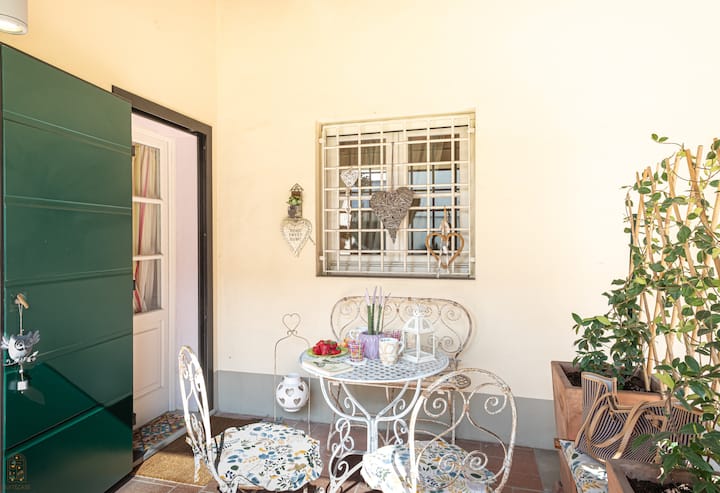 The Patio With Garden | Apartment In Via Fillungo - Lucca