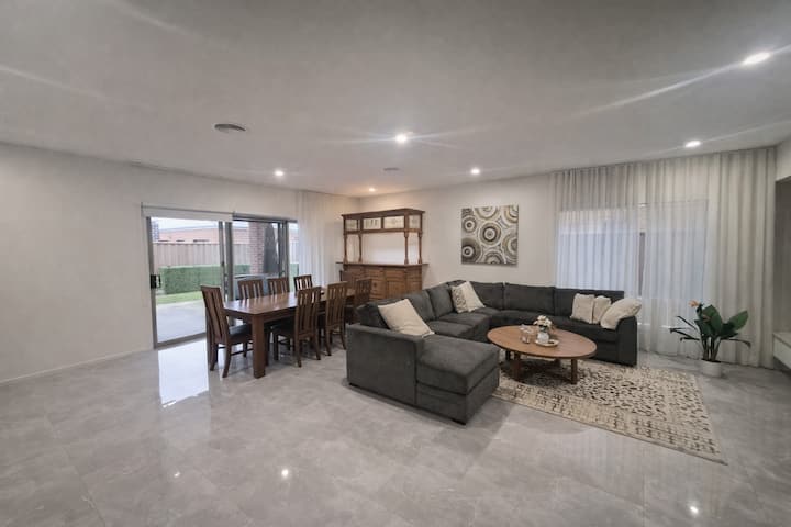 Luxury Home | Spacious & Modern Living - Melton