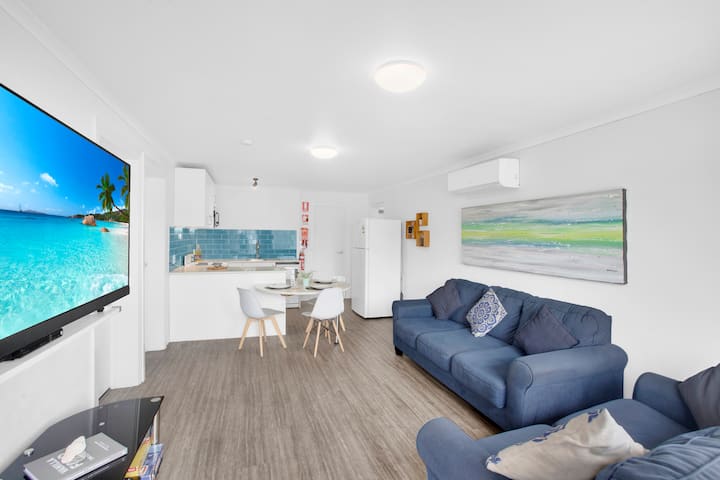 Deluxe Top-floor Gem With Lake Views - Australia