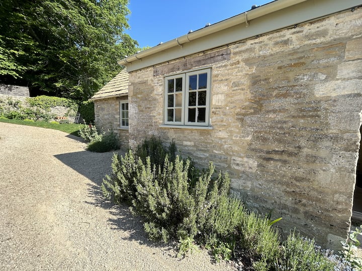 Pump Cottage - Idyllic Cotswold Retreat (2-3 Ppl) - Burford
