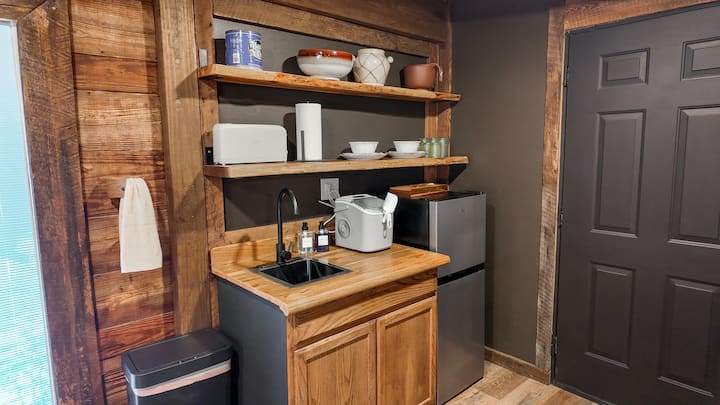 Loft 1 Unique Farm Stay Overlooking Watusi Cattle - Jacksonville, AL