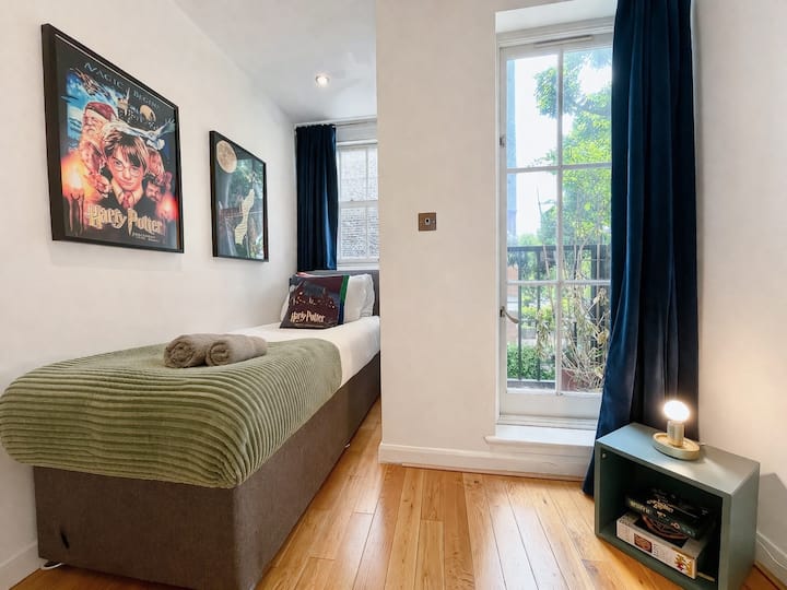 Descansa en el dormitorio 2, un espacio fantástico y cómodo con una acogedora cama individual (para 1 persona) y una divertida temática de Harry Potter, después de descubrir Paddington, Little Venice, Bayswater, Hyde Park, Maida Vale, Marylebone y Notting Hill