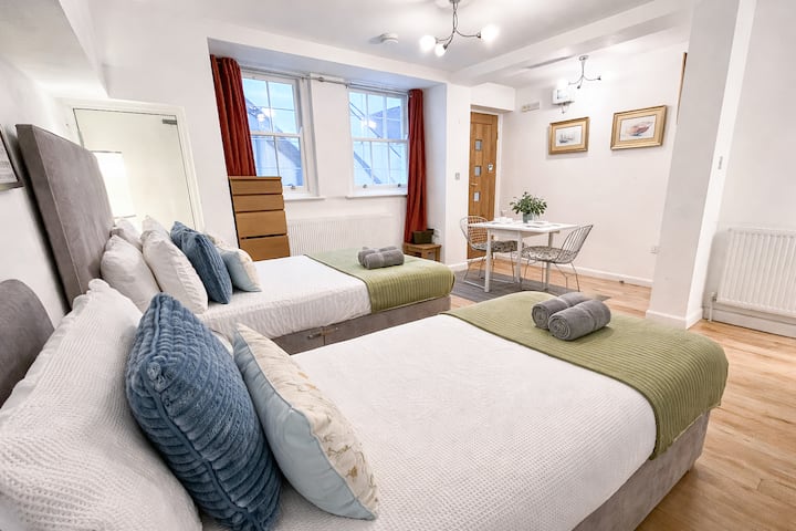 Siéntete como en casa en el dormitorio 3 con una cama doble, una cama individual, una pequeña cocina privada y una mesa de comedor, perfecto para estancias más largas cerca de Little Venice, Paddington Station, Bayswater, Hyde Park, Maida Vale, Marylebone y Notting Hill