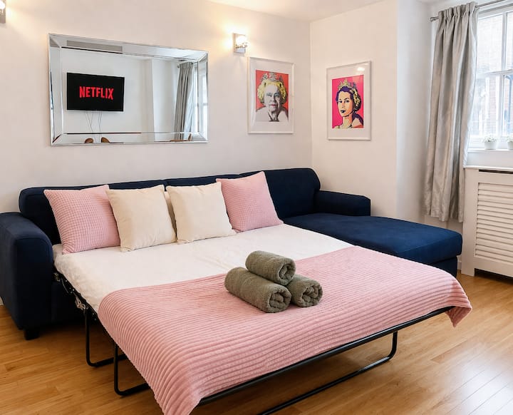Relájate en una acogedora sala de estar con Smart TV y sofá cama doble (con capacidad para 2 personas) después de explorar Little Venice, Paddington, Bayswater, Hyde Park, Maida Vale, Notting Hill y Marylebone.