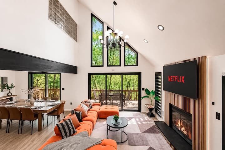 Lakefront Modern Escape W/ Hot Tub - Stroudsburg, PA