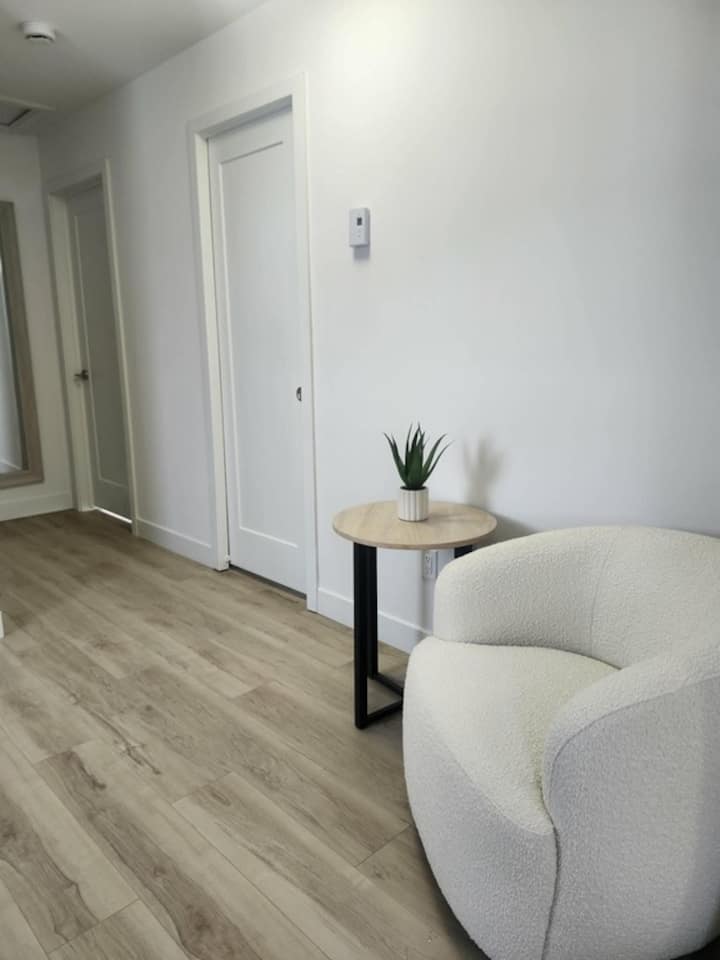 3br • 3bath • King • Parking • Modern Home - Ottawa
