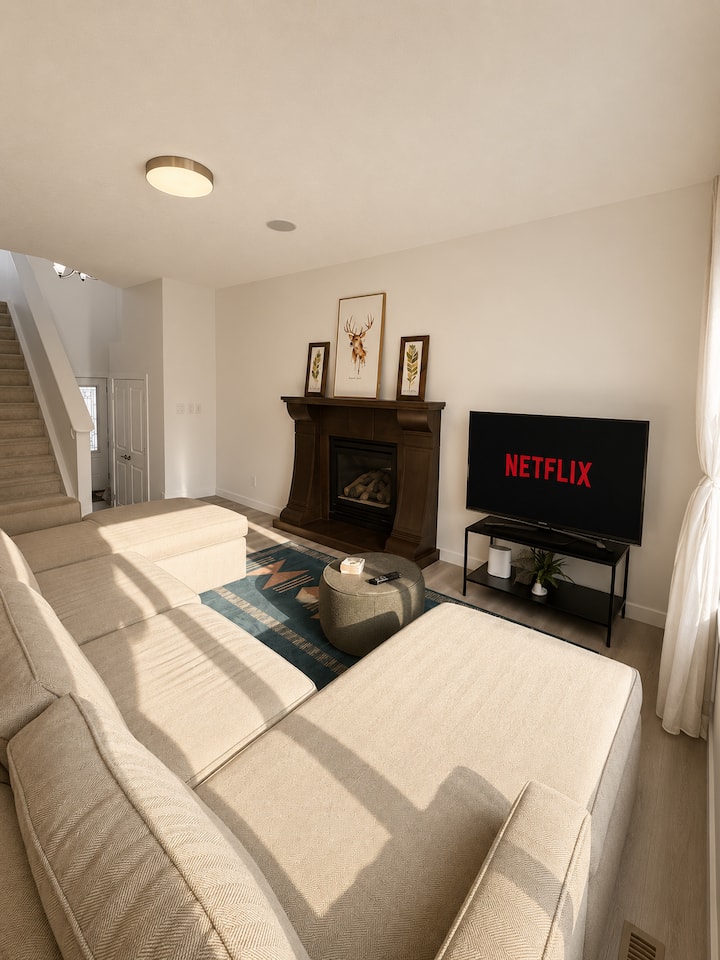 Private Home 10 Mins To Downtown Yyc | Group Stays -