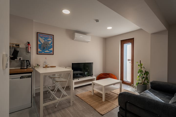 Foça Merkez-otel Temizliğinde-yeni 2+1 - 3dk Sahil - Foça