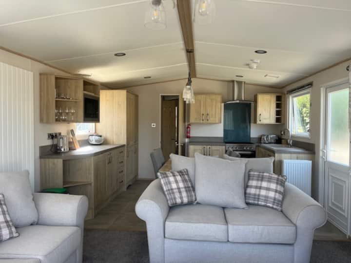 Beautiful Luxury Holiday Home With Lakeside Views - Hastings