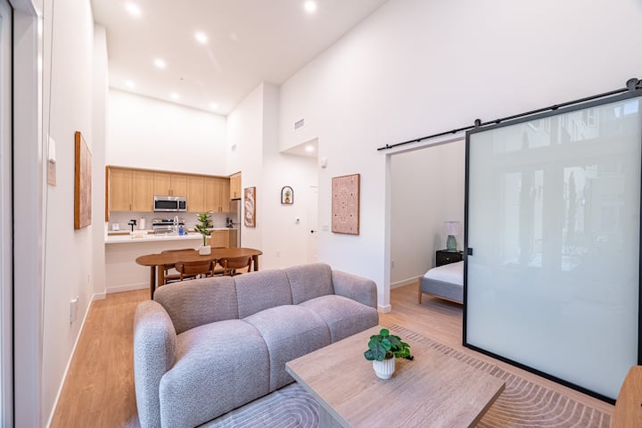 Modern King 1b1b｜pool & Spa｜smart 4k Tvs - La Verne