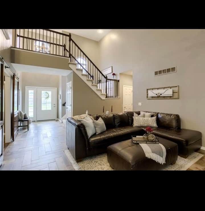 Charming Spacious Home - Gladstone, MO