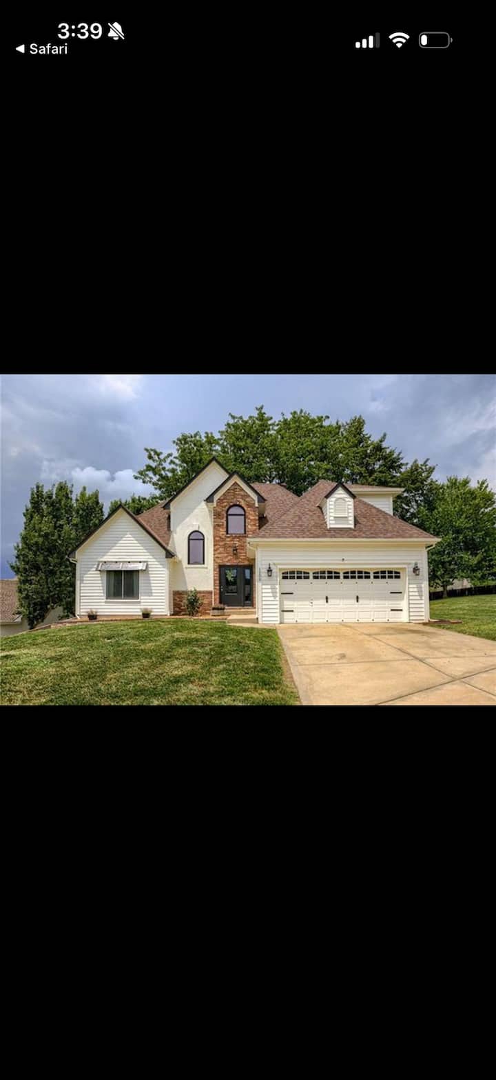 Charming Spacious Home - Gladstone, MO
