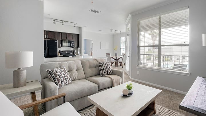 Landing | Beautiful 2bd, Clubhouse, Gym - Humble, TX