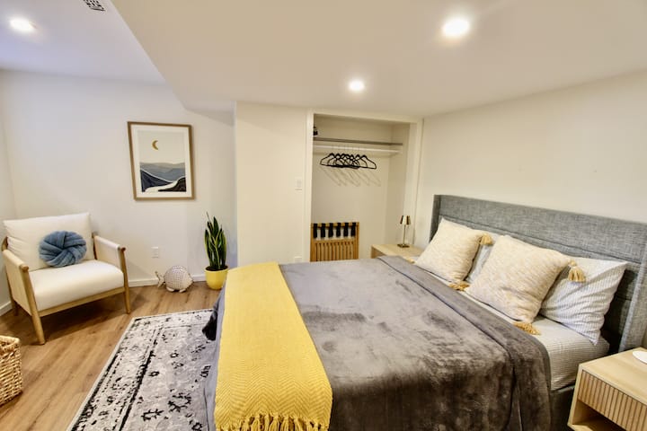 Private Suite In The Heart Of "Beach Hill" - 토론토