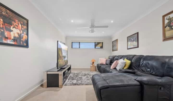 Cozy 1br Retreat For 2 | Family-friendly Stay - Kingswood