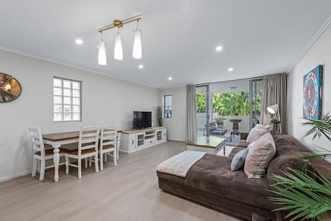 Top Airbnb: Spacious comfortable unit with FREE Parking & Pool in South Brisbane