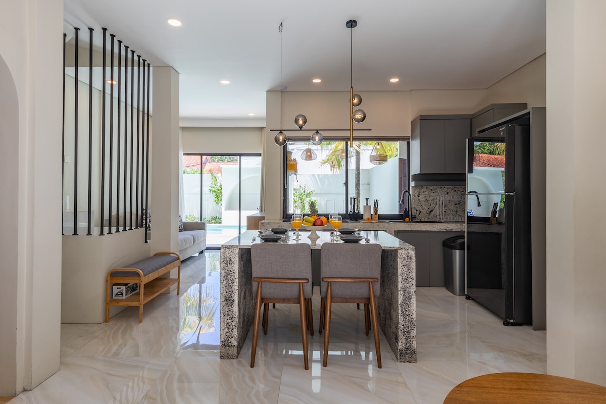 Villa in South Kuta · 2 bedrooms · 2 beds · 2.5 private baths รายการ Airbnb เปรียบเทียบ