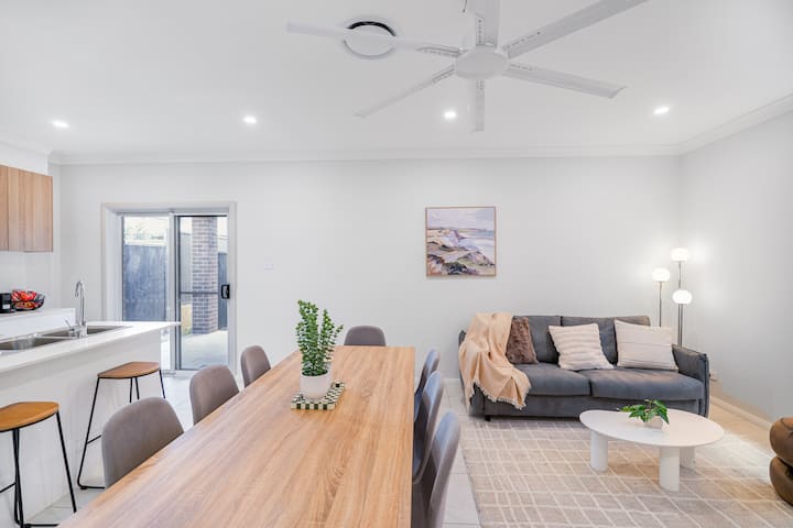 Spacious 4br House+2br Granny Flat With 2 Parking - Sydney
