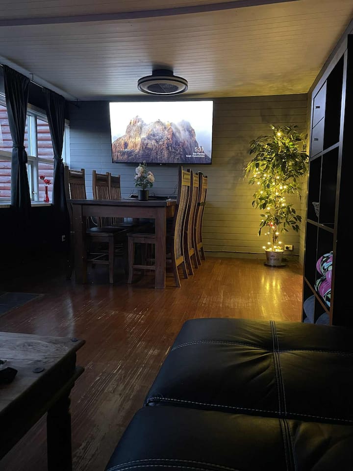 A Warm And Cozy House. Great Location!. - Iceland