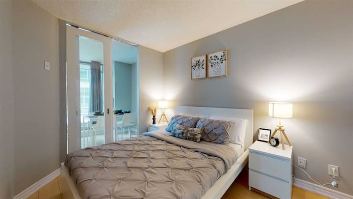 Downtown Condo: Private Terrace, Free Parking - Toronto