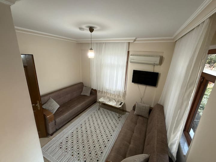 Denize 100 Adım Merkezi Lokasyonda Teraslı Daire - Akyaka