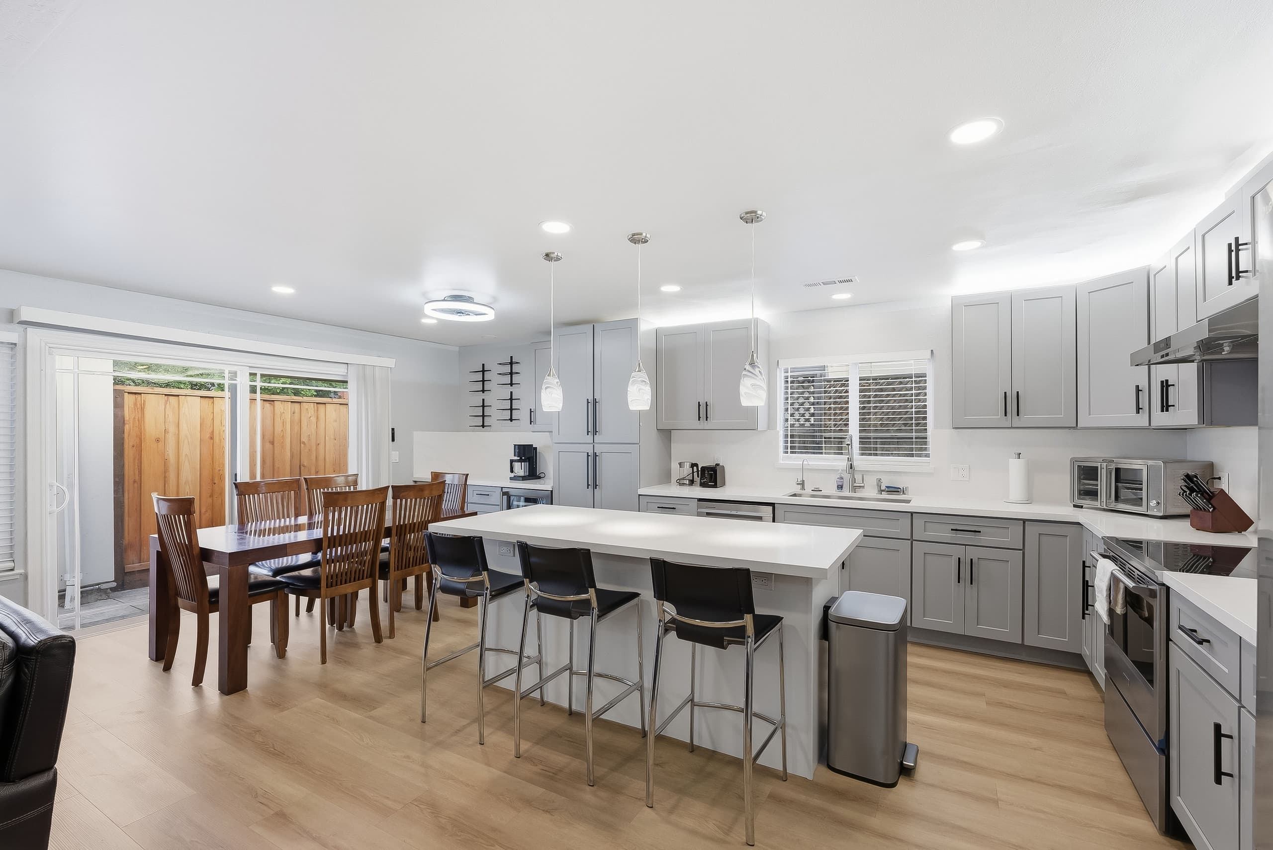 Modern 4BR Near Silicon Valley, Sleeps 9 - Photo 17