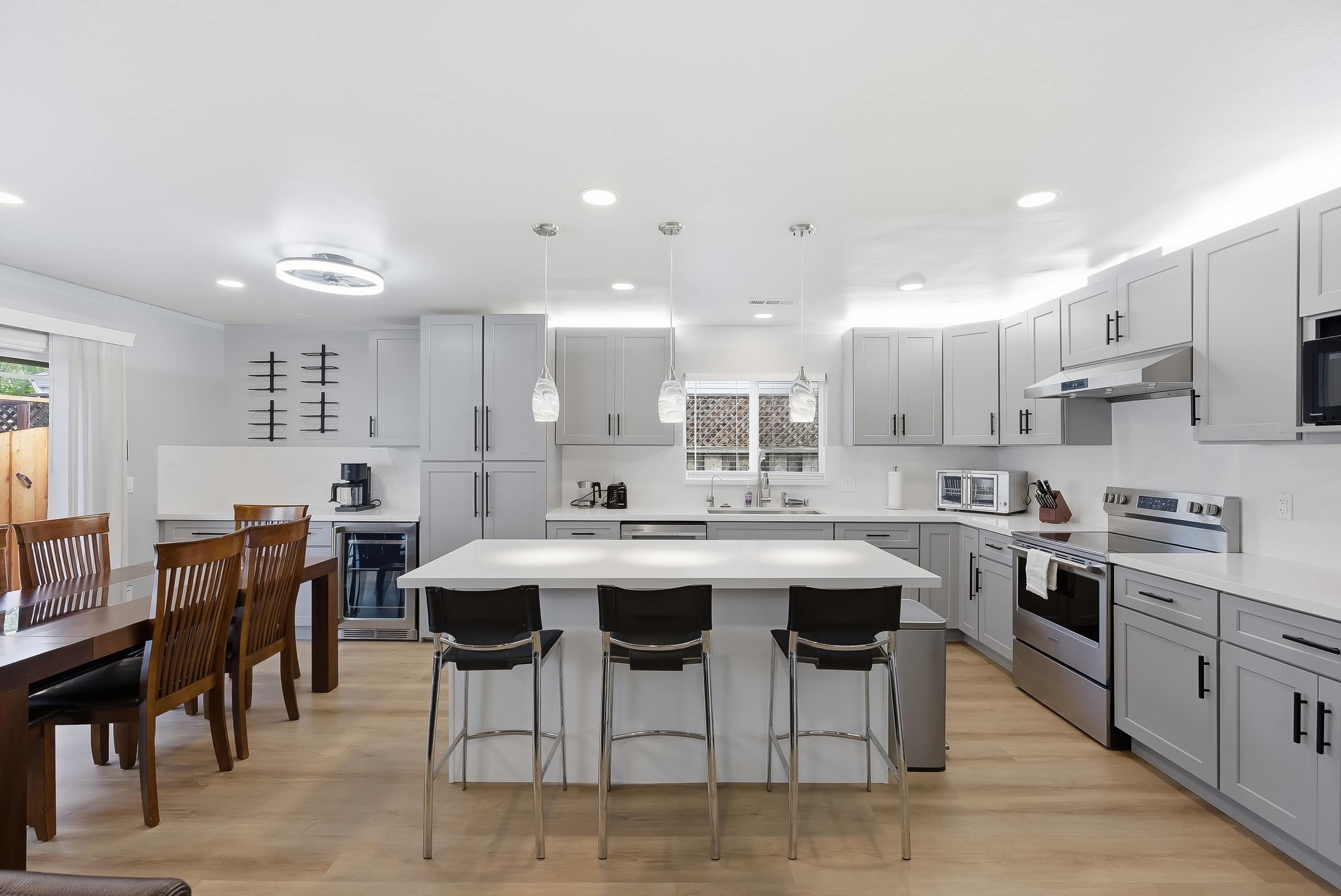 Modern 4BR Near Silicon Valley, Sleeps 9 - Photo 1