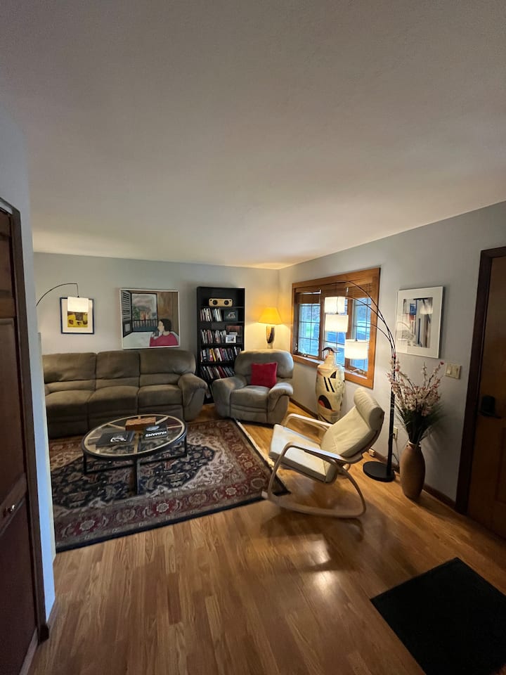 Sleeps 14 Hot Tub Game Room Family Retreat - Charlevoix, MI
