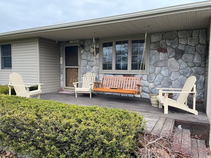 Sleeps 14 • Hot Tub • Game Room • Family Retreat - Charlevoix, MI