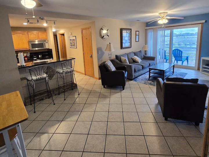 Lightkeeper's Nest ~ Condo + Pool Hot Tub & Sauna - Port Clinton, OH