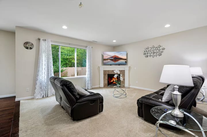 Cozy Luxury 6br Home W/ Fenced Yard & Fireplaces - Snohomish, WA