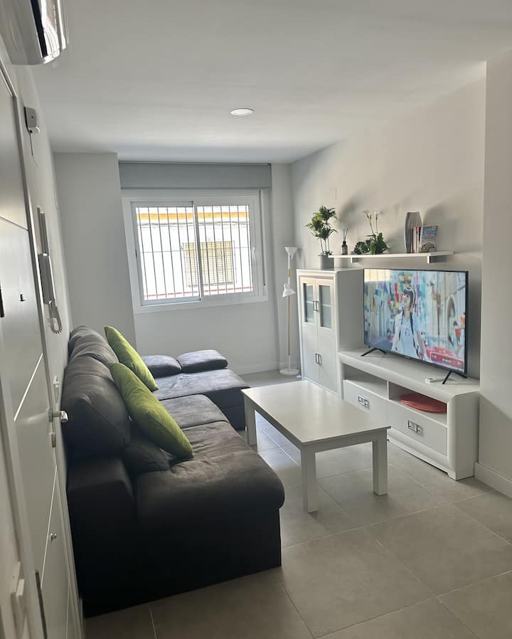 Prime Location: Beach & Dining Just 3 Min Away - Fuengirola
