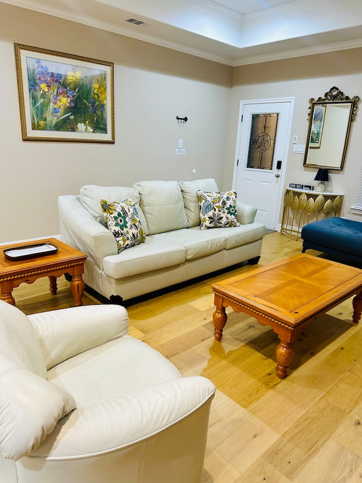 Fireplace Retreat + King Bed | Near Downtown Ennis - Ennis, TX