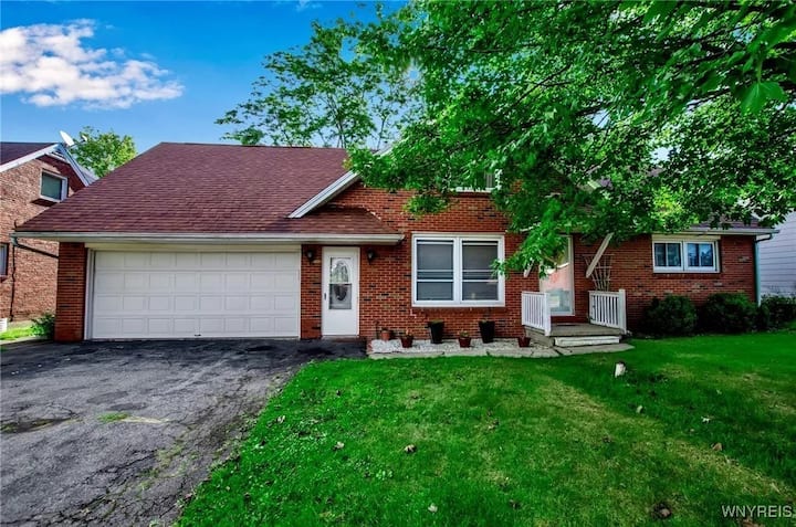 Upper Apartment In 2 Family Home, Quiet Cul-de-sac - Hamburg, NY