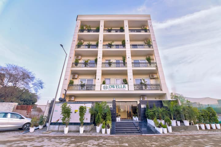 Dwellr Luxury Guest House- 32rooms, Hall & Rooftop - Gurgaon