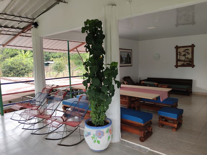 Suite Familiar Para 11 Personas Con Sala Y Balcón - Ginebra